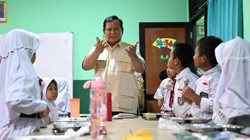 Siswa Keracunan MBG, Prabowo Sebut Kebiasaan Makan Tanpa Sendok dan Kurang Higienis