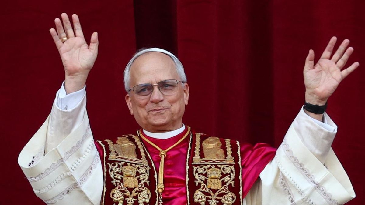 Paus Leo XIV, yang berasal dari Chicago dan dikenal sebagai Kardinal Robert Francis Prevost, resmi terpilih sebagai Paus baru menggantikan Paus Fransiskus. Simak profil, latar belakang, dan perjalanannya dari misionaris hingga ke Tahta Suci.