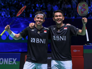 Fajar Alfian/Muhammad Rian Rian Ardianto berhasil mengamankan tiket semifinal Indonesia Open 2025. Setelah menndukkan pasangan ganda putra asal China, Huang Di/Liu Yang dalam laga sengit di Istora Senayan, Jakarta, Jumat (6/6/2025).