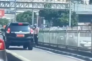 Polisi Hormat ke Mobil Dinas di Jalur TransJakarta, Dirlantas Polda Metro: STNK Langsung Diblokir