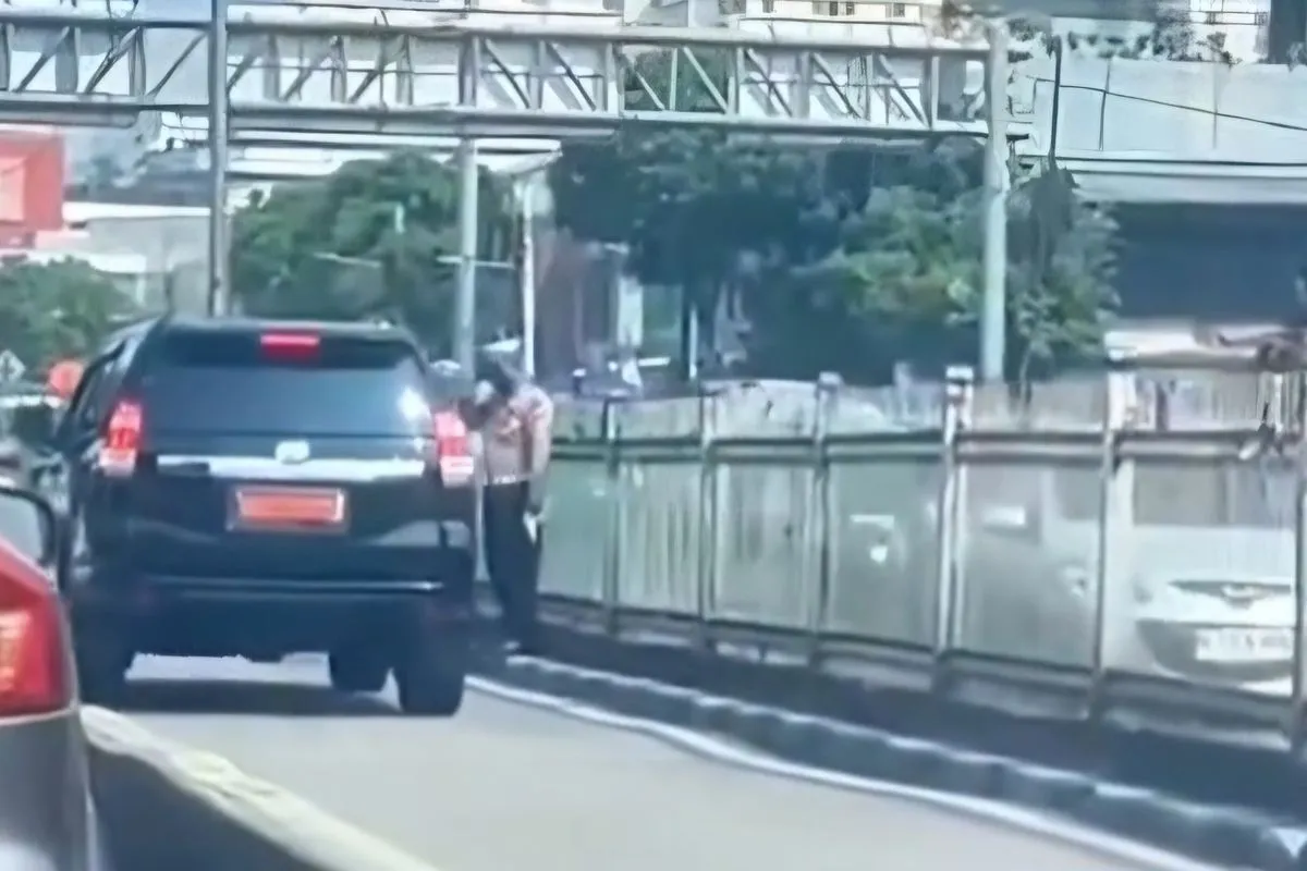 Polisi Hormat ke Mobil Dinas di Jalur TransJakarta, Dirlantas Polda Metro: STNK Langsung Diblokir