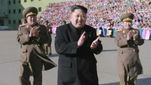 Pembelot dari Korea Utara Choi Min-kyung resmi mengajukan gugatan pidana dan perdata terhadap Kim Jong Un. Gugatan tersebut berisi tuduhan penyiksaan dan pelecehan seksual yang dialaminya selama masa penahanan di Korea Utara.