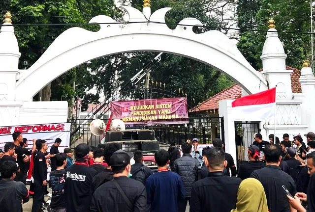 Guru di Banten Demo soal Kisruh SPMB dan Tunjangan Tertunda