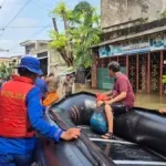 Tim SAR Ditpolairud Polda Metro Jaya Patroli ke Titik Banjir