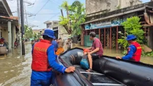 Tim SAR Ditpolairud Polda Metro Jaya Patroli ke Titik Banjir