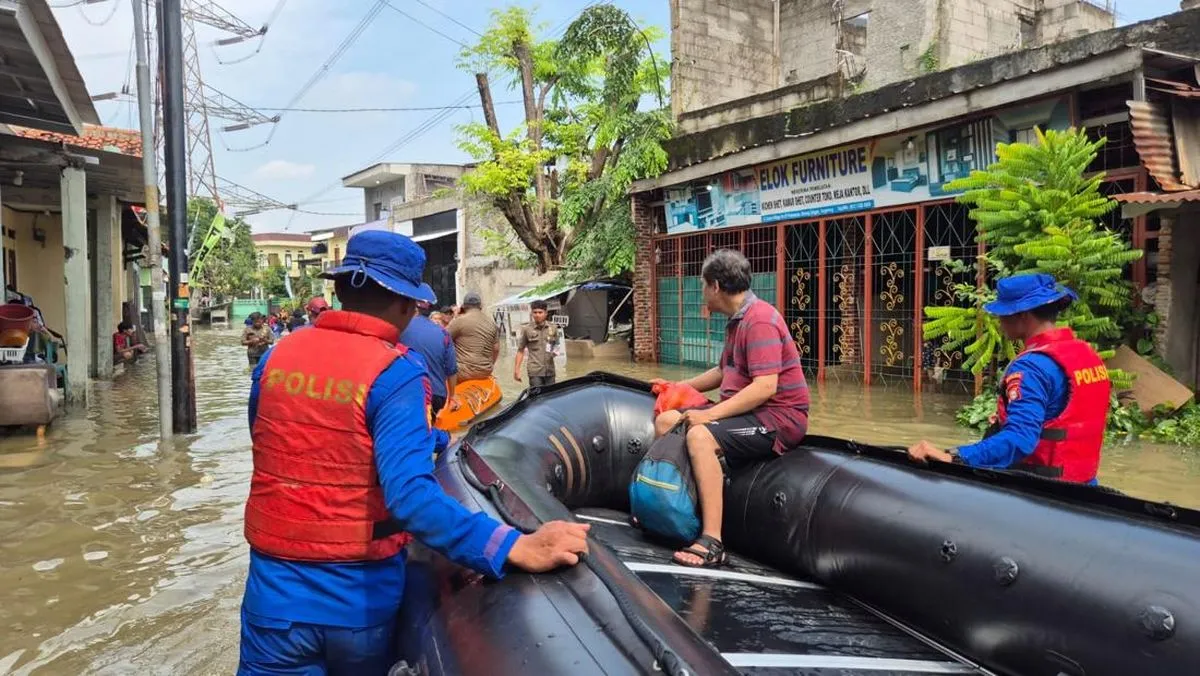 Tim SAR Ditpolairud Polda Metro Jaya Patroli ke Titik Banjir