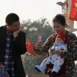 Pemerintah China berencana memberikan subsidi uang tunai secara nasional kepada keluarga yang memiliki anak.