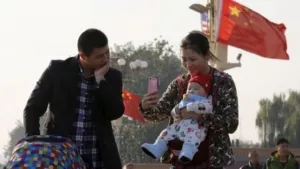 Pemerintah China berencana memberikan subsidi uang tunai secara nasional kepada keluarga yang memiliki anak.