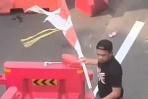 Polisi Terduga Menyamar dan Membuat Kericuhan di Depan Mapolda Metro Jaya