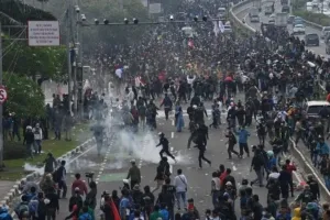 Situasi Terkini! Massa Kembali Padati Jalan Pejompongan Raya