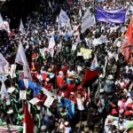 Lemparan Botol hingga Petasan Warnai Aksi Mahasiswa di DPR/MPR