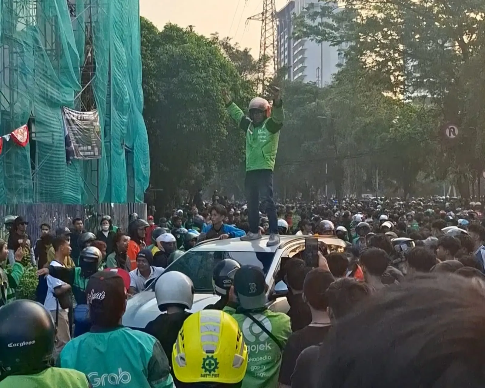 Demo di Mako Brimob Kwitang: Ruko Dijarah hingga Mobil Didongkrak Massa