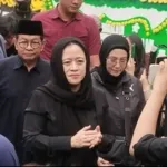 Melayat ke Rumah Affan, Puan Irit Bicara soal DPR Absen Temui Massa Saat Demo