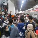 Stasiun Manggarai Padat Penumpang, Antusiasme Warga Hadiri HUT ke-80 TNI di Monas