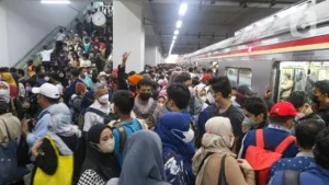 Stasiun Manggarai Padat Penumpang, Antusiasme Warga Hadiri HUT ke-80 TNI di Monas