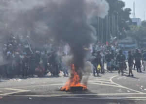 Massa Bakar Ban di Alun-Alun Pati, Kawal Sidang Pemakzulan Bupati Sudewo