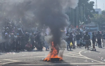 Massa Bakar Ban di Alun-Alun Pati, Kawal Sidang Pemakzulan Bupati Sudewo