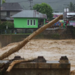 Banjir besar tengah melanda beberapa kota di pulau Sumatera, Rabu (25/11/2025). Salah satunya Kota Padang, Sumatera Barat, sehingga warga di kawasan Atlas, Ulak Karang Utara, terpaksa mengungsi.