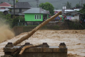 Banjir besar tengah melanda beberapa kota di pulau Sumatera, Rabu (25/11/2025). Salah satunya Kota Padang, Sumatera Barat, sehingga warga di kawasan Atlas, Ulak Karang Utara, terpaksa mengungsi.