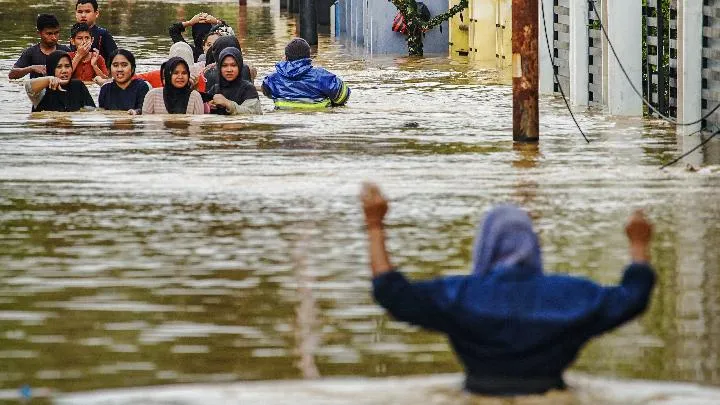 Bahlil Soroti Kerusakan Lingkungan sebagai Penyebab Banjir Aceh-Sumatra