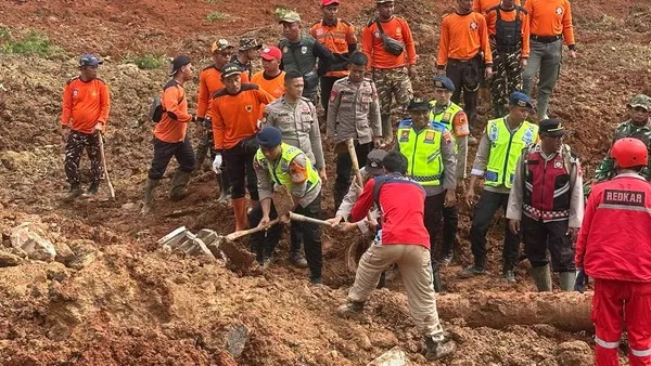 Belasan Rumah Rusak Akibat Longsor Cilacap, 11 Warga Masih Hilang