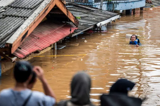 Badan Nasional Penanggulangan Bencana (BNPB) melaporkan sekitar 72 orang menjadi korban dalam bencana banjir dan longsor di Aceh, Sumatera Utara, dan Sumatera Barat.