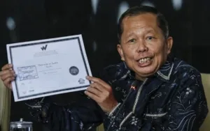 Arsul Tunjukkan Ijazah Asli ke Publik