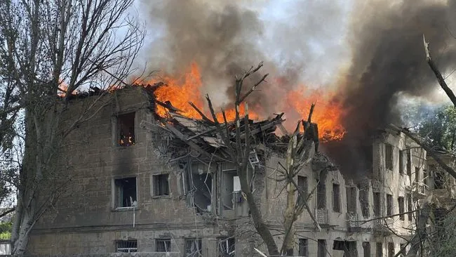 Serangan Mematikan Rusia di Ukraina Barat Menewaskan 25 orang, Termasuk Anak-Anak