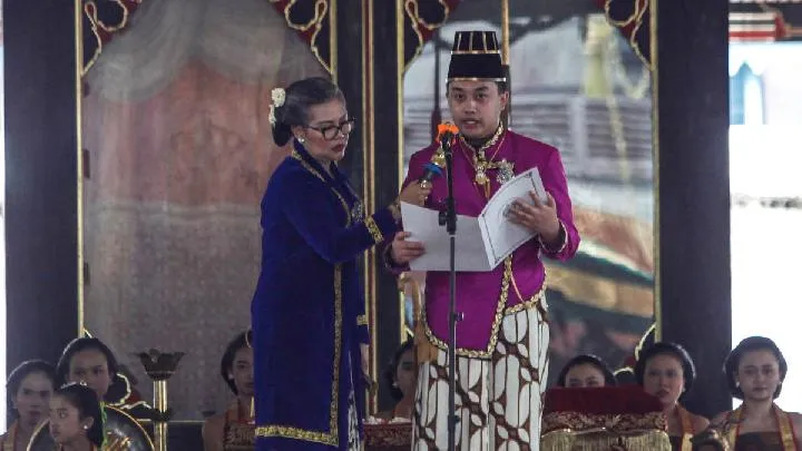 Upacara Kenaikan Tahta PB XIV di Era Perebutan Kekuasaan