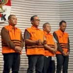 Komisi Pemberantasan Korupsi (KPK) memeriksa tiga tempat, yaitu kantor bupati, rumah dinas bupati, dan Dinas Bina Marga Lampung Tengah.