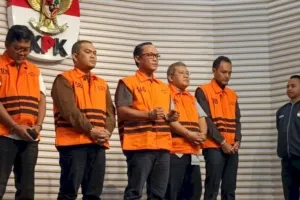 Komisi Pemberantasan Korupsi (KPK) memeriksa tiga tempat, yaitu kantor bupati, rumah dinas bupati, dan Dinas Bina Marga Lampung Tengah.