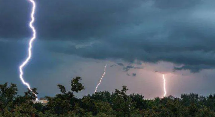 BMKG Peringatkan Cuaca Ekstrem Jelang Libur Nataru