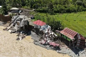 Masyarakat Kabupaten Aceh Tamiang belum menerima bantuan usai bencana banjir bandang dan longsor di berbagai provinsi di Sumatera.