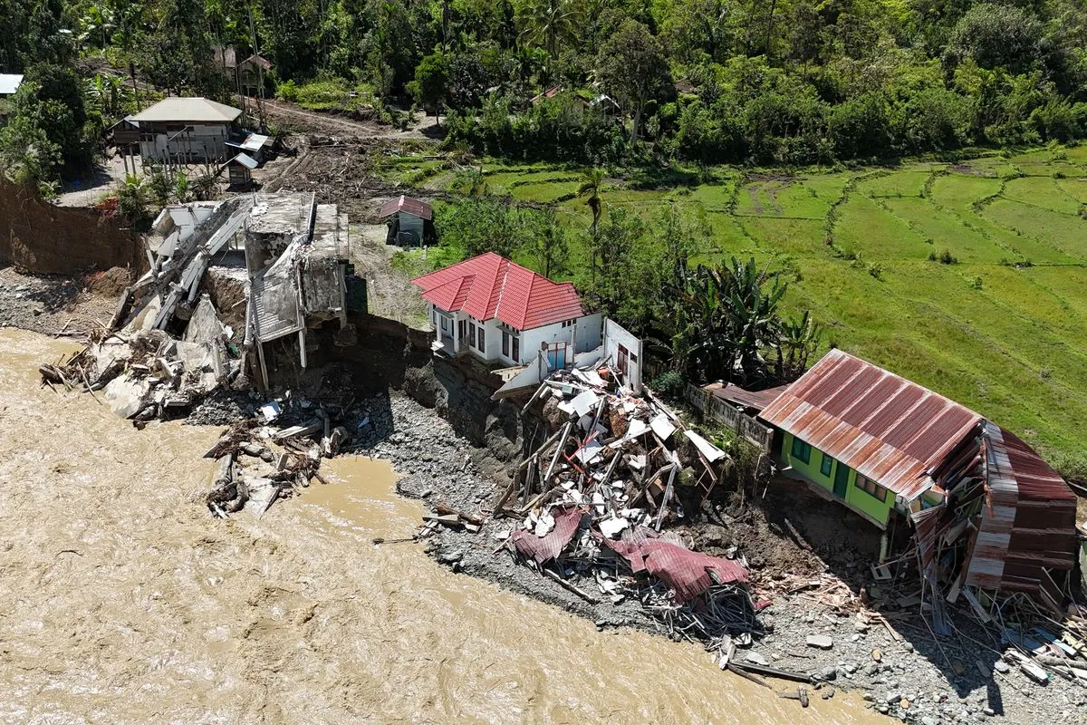 Masyarakat Kabupaten Aceh Tamiang belum menerima bantuan usai bencana banjir bandang dan longsor di berbagai provinsi di Sumatera.