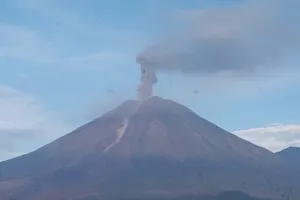 Gunung Semeru Erupsi Lagi Capai 1,2 Km, Pendakian dan Wisata Ditutup