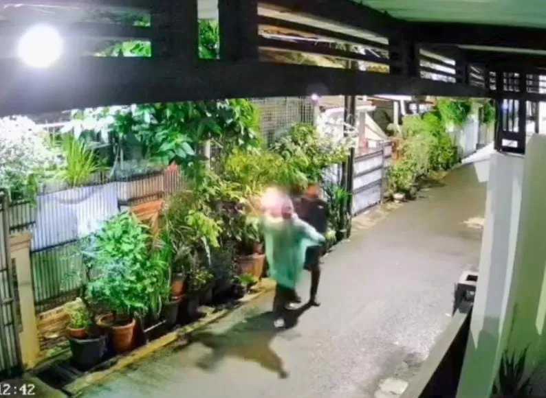 Tak Cukup Teror Bangkai Ayam, Rumah DJ Donny Diserang Bom Molotov