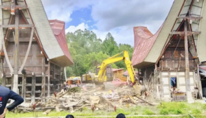 Tongkonan Ka’pun Usia 300 Tahun Dibongkar, Eksekusi Picu Bentrok Warga-Aparat