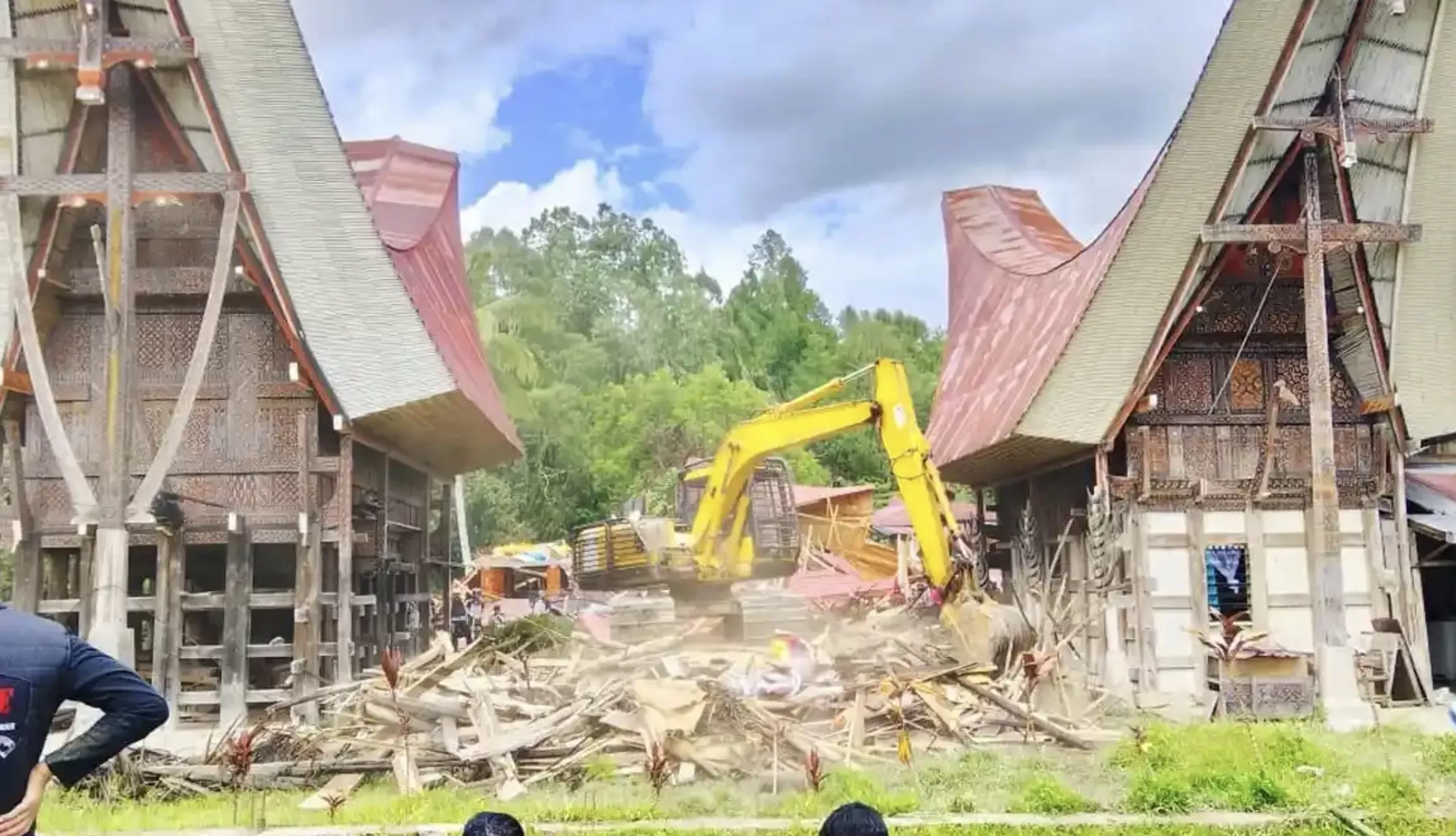 Tongkonan Ka’pun Usia 300 Tahun Dibongkar, Eksekusi Picu Bentrok Warga-Aparat