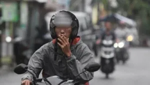 Warga Gugat Pengendara yang Merokok di Jalan ke MK