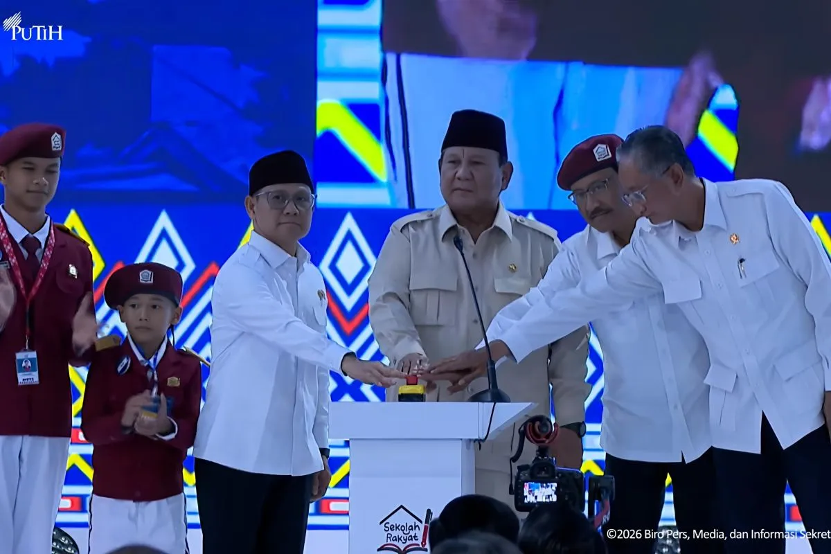 Presiden Prabowo Subianto meresmikan kembali 166 Sekolah Rakyat di 34 provins, Banjarbaru, Senin (12/1/2026).