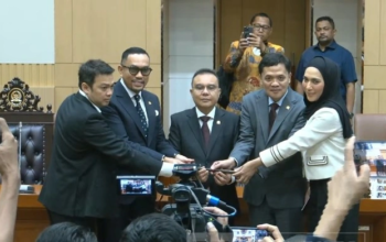 Anggota Fraksi Nasdem Ahmad Sahroni kembali menjadi Wakil Ketua Komisi III DPR RI menggantikan Rusdi Masse. Pengumuman atas kembali dirinya muncul dalam rapat pleno pelantikan pimpinan Komisi III DPR RI, Kamis (19/2/2026).