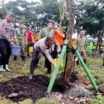 Kapolda Metro Jaya Irjen Asep Edi Suheri memimpin kegiatan kerja bakti membersihkan lingkungan di kawasan Danau Sunter Papanggo, Jakarta Utara, pada Minggu (8/2/2026).