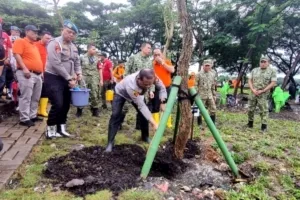 Kapolda Metro Jaya Irjen Asep Edi Suheri memimpin kegiatan kerja bakti membersihkan lingkungan di kawasan Danau Sunter Papanggo, Jakarta Utara, pada Minggu (8/2/2026).