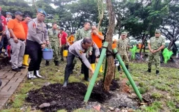 Kapolda Metro Jaya Irjen Asep Edi Suheri memimpin kegiatan kerja bakti membersihkan lingkungan di kawasan Danau Sunter Papanggo, Jakarta Utara, pada Minggu (8/2/2026).
