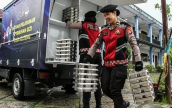 menalar.id,. - Presiden Prabowo Subianto meresmikan 1.179 Satuan Pelayanan Pemenuhan Gizi (SPPG) Polri dan 18 gudang ketahanan pangan Polri di Polsek Palmerah, Jakarta Barat, Jumat (13/2/2026). Mulanya, Prabowo meninjau sejumlah dapur SPPG, kolam bioflok ikan, dan budidaya tanamana hidroponik milik polri. Peresmian 1.179 Dapur MBG Kemudian, Prabowo turut berinteraksi dengan beberapa SPPG Polri di sejumlah daerah. Dalam peresmian tersebut, sejumlah anggota Kabinet Merah Putih hadir, seperti: Menteri Koordinator Pangan Zulkifli Hasan Menteri Koordinator PMK Pratikno Mensesneg Prasetyo Hadi Menteri Kebudayaan Fadli Zon Kepala Badan Gizi Nasional (BGN) Dadan Hindayana Sekretaris Kabinet Teddy Indra Wijaya Kepala Staf Kepresidenan M Qodari, dan Wakil Gubernur DKI Jakarta Rano Karno. Lalu, Kapolri Jenderal Listyo Sigit Prabowo mengungkap pihaknya memiliki target pembangunan SPPG sebanyak 1.500 di seluruh Indonesia pada 2026. Dengan target tersebut, polri kini memiliki peran besar dalam pelaksanaan Makan Bergizi Gratis (MBG). Kemudian, muncul pertanyaan mendasar, bolehkah polri sebagai institusi penegak hukum dapat mengelola SPPG atau dapur umum MBG? Apakah Polri Dapat Mengelola Dapur MBG? Menurut Undang-Undang Pasal 14 Nomor 2 Tahun 2002 polri memiliki tanggung jawab, antara lain: Melaksanakan pengaturan, penjagaan, pengawalan, dan patroli terhadap kegiatan masyarakat dan pemerintah sesuai kebutuhan. Menyelenggarakan segala kegiatan dalam menjamin keamanan, ketertiban, dan kelancaran lalu lintas di jalan. Membina masyarakat untuk meningkatkan partisipasi masyarakat, kesadaran hukum masyarakat serta ketaatan warga masyarakat terhadap hukum dan peraturan perundang-undangan. Turut serta dalam pembinaan hukum nasional. Memelihara ketertiban dan menjamin keamanan umum. Melakukan koordinasi, pengawasan, dan pembinaan teknis terhadap kepolisian khusus, penyidik pegawai negeri sipil, dan bentuk-bentuk pengamanan swakarsa. Melakukan penyelidikan dan penyidikan terhadap semua tindak pidana sesuai dengan hukum acara pidana dan peraturan perundang-undangan lainnya. Menyelenggarakan identifikasi kepolisian, kedokteran kepolisian, laboratorium forensik dan psikologi kepolisian untuk kepentingan tugas kepolisian. Melindungi keselamatan jiwa raga, harta benda, masyarakat, dan lingkungan hidup dari gangguan ketertiban dan/atau bencana termasuk memberikan bantuan dan pertolongan dengan menjunjung tinggi hak asasi manusia. Melayani kepentingan warga masyarakat untuk sementara sebelum ditangani oleh instansi dan/atau pihak yang berwenang. Memberikan pelayanan kepada masyarakat sesuai dengan kepentingannya dalam lingkup tugas kepolisian; sertal. melaksanakan tugas lain sesuai dengan peraturan perundang-undangan. Kemudian, dalam Peraturan Presiden (PP) Pasal 19 ayat (1) Nomor 115 Tahun 2025 tentang Tata Kelola Penyelenggaraan Program MBG menyebut jika BGN dapat bekerja sama denga instansi pemerintah, perseroan terbatas, perseroan perorang, Koperasi, BUM Desa, BUMN, BUMD, atau badan usaha berbadan hukum lainnya. Kemudian juga persekutuan komanditer atau badan usaha tidak berbadan hukum lainnya, usaha mikro, usaha kecil, dan usaha menengah, serta yayasan atau lembaga organisasi atau kemasyarakatan berbadan hukum lainnya. Apabila mengacu pada dua peraturan tersebut, polri tidak melanggar karena hal itu masuk ke dalam pelayanan kepada masyarakat dan mendukung program pemerintah. Meski demikian, hal ini mengkhawatirkan sebab proses pemantauannya sulit dan tertutup. Respons Pakar Direktur Eksekutif Centre for Indonesia Strategic Actions (CISA) Herry Mendrofa turut merespons kekhawatiran tersebut, Ia menjelaskan secara normatif, selain sebagai intervensi gizi, program MBG juga mendorong partisipasi UMKM, koperasi, dan kelompok masyarakat desa. "Ketika aktor politik lokal menjadi pelaksana langsung, terjadi deviasi fungsi yang mana dari pengawasan menjadi eksekusi. Ini bertentangan dengan prinsip separation of roles dalam tata kelola publik," tegasnya, Selasa (16/9/2025) melansir dari Inilah.com. Ia menilai apabila ada dominasi dari instansi hukum dan elite politik semacam ini, maka berisiko menciptakan rent-seeking behavior. Maksudnya, keputusan alokasi tidak lagi berbasis efisiensi atau keadilan, melainkan kepentingan pribadi atau kelompok. "Akibatnya dapat menghambat inklusi UMKM dan melemahkan efek ekonomi berganda, yang seharusnya dihasilkan oleh program MBG," pungkas Herry. Konflik Dapur MBG Milik Polri Sebelumnya, sejumlah masyarakat melaporkan jika polri melakukan "pencaplokan" kuota ke sekolah-sekolah yang sudah bekerja sama dengan dapur MBG yang masyarakat kelola. Dapur MBG yang masyarakat kelola beralasan pihaknya harus mencari sekolah lain dengan jarak tempuh lebih jauh. Menanggapi hal tersebut, Wakil Ketua Komisi IX DPR RI Yahya Zaini membenarkan hal tersebut. "Jadi SPPG yang sudah kerja sama dengan sekolah, ini disuruh pindah oleh polisi. Ini banyak kasus-kasus ini, Pak. Ini yang melaporkan ke saya itu di Grobogan dan Brebes," ucap Yahya. Beberapa hari kemudian, Yahya memberi klarifikasi sekaligus menyampaikan permintaan maaf kepada pihak Polri. Ia menilai, sikap Polri tak bukan karena kondisi dapur MBG Polri jauh lebih layak dan dapat menjadi contoh. "Pernyataan saya di rapat Komisi IX pada RDP bersama BGN sebelumnya saya luruskan. Saya memohon maaf kepada polri atas kekeliruan tersebut. SPPG Polri terbukti memiliki standar yang back dan menjadi mitra yang dapat diandalkan," Sambungnya. Yahya memuji dapur MBG Polri yang memiliki standar baik, mulai dari bangunan permanen, peralatan dapur lengkap, hingga kendaraan distribusi sendiri.