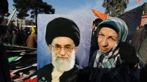 Media Iran Fars News Agency mengumumkan Pemimpin Tertinggi Iran Ali Khamenei telah meninggal dunia. Serangan gabungan pasukan Israel dan Amerika Serikat (AS) pada Sabtu (28/2/2026) malam disebut menjadi penyebab kematiannya.
