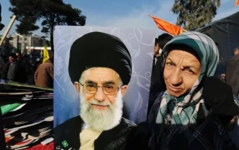 Media Iran Fars News Agency mengumumkan Pemimpin Tertinggi Iran Ali Khamenei telah meninggal dunia. Serangan gabungan pasukan Israel dan Amerika Serikat (AS) pada Sabtu (28/2/2026) malam disebut menjadi penyebab kematiannya.