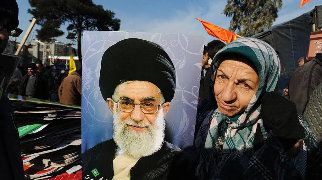 Media Iran Fars News Agency mengumumkan Pemimpin Tertinggi Iran Ali Khamenei telah meninggal dunia. Serangan gabungan pasukan Israel dan Amerika Serikat (AS) pada Sabtu (28/2/2026) malam disebut menjadi penyebab kematiannya.