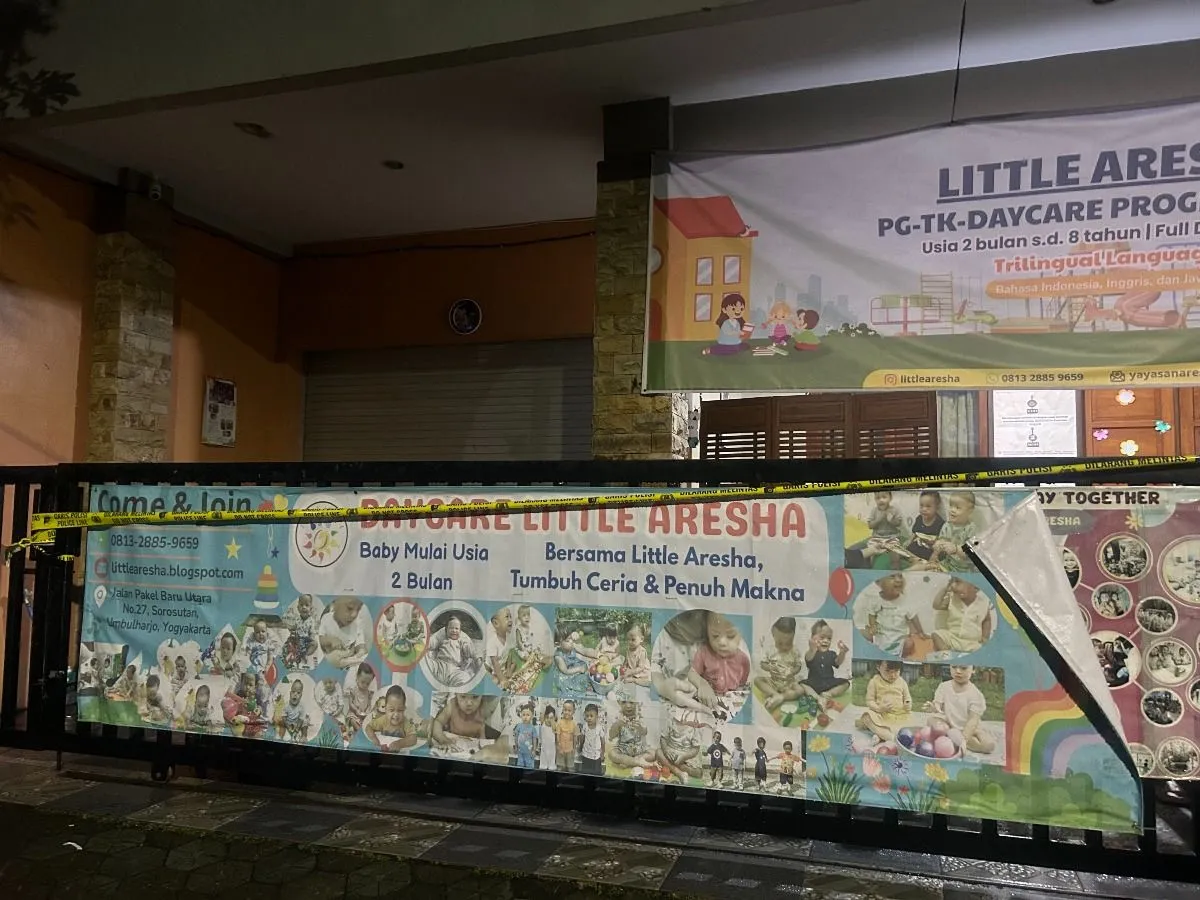 Polisi menggrebek tempat penitipan anak (daycare) Little Aresha yang berlokasi di Sorosutan, Umbulharjo, Kota Yogyakarta, DIY, pada Jumat (24/4/2026) sore