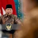 Maka, peran Jubir sangat krusial. Apabila presiden terus menerus menyampaikan pernyataan yang memicu kontroversi, kontradiktif, atau bernada emosional, dampaknya bukan hanya sekadar polemik sesaat di media sosial. Dalam jangka panjang, hal itu dapat menciptakan jarak psikologis antara pemimpin dan rakyatnya sendiri. Publik menjadi kesulitan membedakan mana pernyataan yang benar-benar merepresentasikan kebijakan negara dan mana yang sekadar respons spontan personal seorang presiden. Fenomena ini dapat dijelaskan melalui teori *agenda setting* dari Maxwell McCombs dan Donald Shaw yang menjelaskan bahwa media memiliki kekuatan membentuk fokus perhatian publik terhadap suatu isu. Ketika pernyataan kontroversial presiden lebih dominan diberitakan dibanding substansi kebijakan, maka citra pemerintah di mata masyarakat perlahan akan dibangun dari kontroversi tersebut. Akibatnya, komunikasi politik negara berubah menjadi siklus klarifikasi tanpa akhir. Selain itu, pakar komunikasi politik Murray Edelman dalam *Constructing the Political Spectacle* juga menjelaskan bahwa bahasa politik bukan sekadar alat penyampaian informasi, melainkan pembentuk persepsi publik terhadap kekuasaan. Cara seorang pemimpin berbicara dapat menentukan apakah ia dipandang sebagai figur yang menenangkan atau justru memperuncing ketegangan sosial. Dalam konteks ini, diksi informal, nada defensif, hingga pernyataan yang saling bertentangan berpotensi membangun kesan bahwa pemerintah lebih reaktif terhadap kritik ketimbang terbuka terhadap evaluasi. Di sinilah Jubir seharusnya mengambil peran sentral. Jubir bukan sekadar “tameng” pemerintah, melainkan penyaring komunikasi politik agar pesan negara tetap konsisten, terukur, dan tidak menimbulkan multitafsir. Presiden tentu tetap memiliki hak berbicara langsung kepada publik, namun komunikasi kenegaraan yang terlalu spontan justru rentan menjadi bumerang politik. Apalagi di era digital, satu potongan pidato dapat tersebar dalam hitungan detik dan membentuk opini publik secara masif. Sekali kepercayaan publik menurun, pemerintah akan lebih sulit membangun legitimasi terhadap kebijakan-kebijakan berikutnya. Karena itu, memperkuat fungsi Jubir bukan hanya soal menjaga citra presiden, tetapi juga menjaga kualitas komunikasi demokrasi antara negara dan rakyatnya.